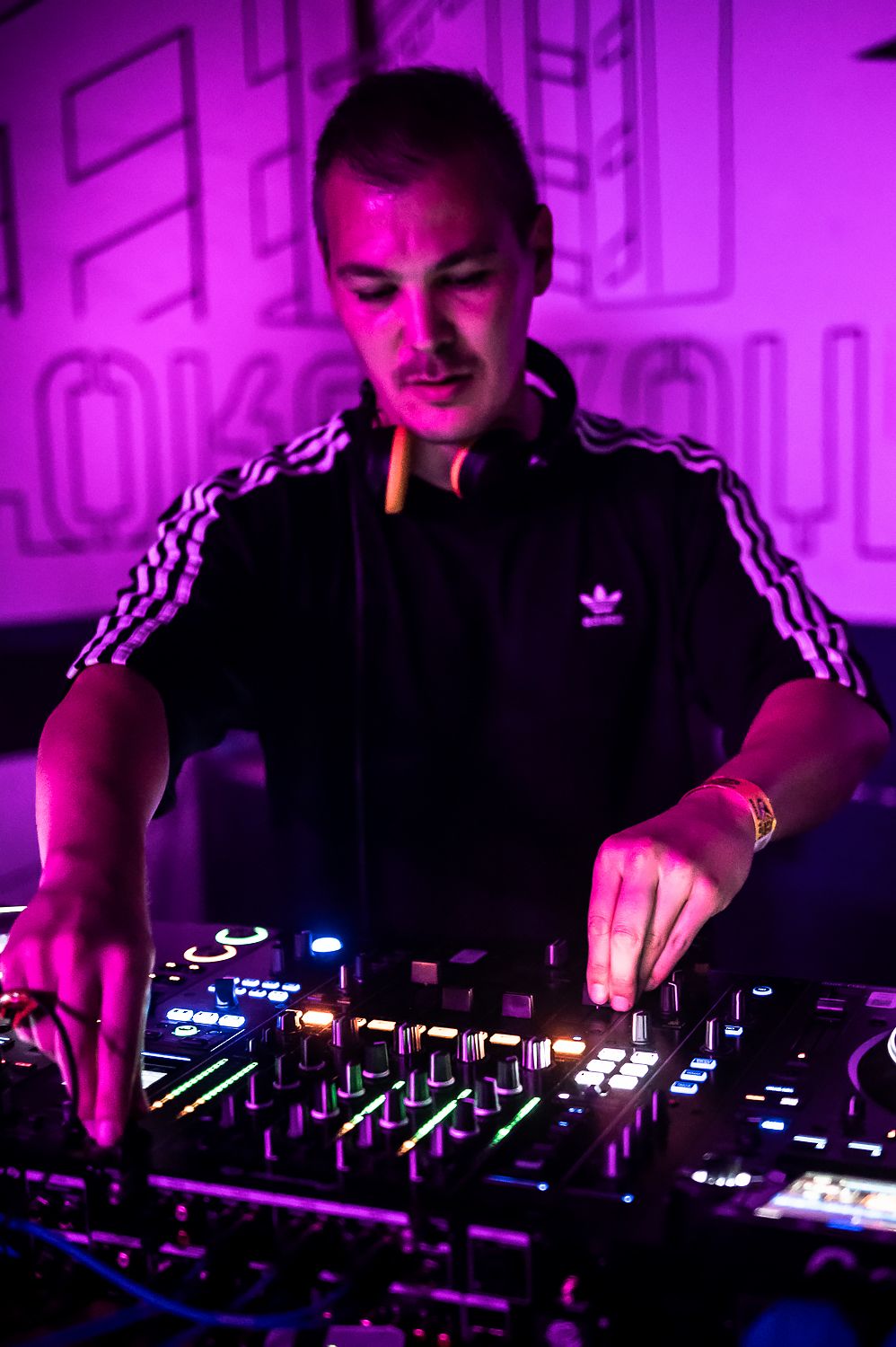 Sander Chan mixing under purple light